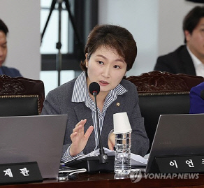 지난해 10월 울산시 중구 한국석유공사에서 열린 국회 산업통상자원중소벤처기업위원회의 한국석유공사 등 12개 기관에 대한 국정감사에서 더불어민주당 이언주 의원이 발언하고 있다. [연합뉴스]